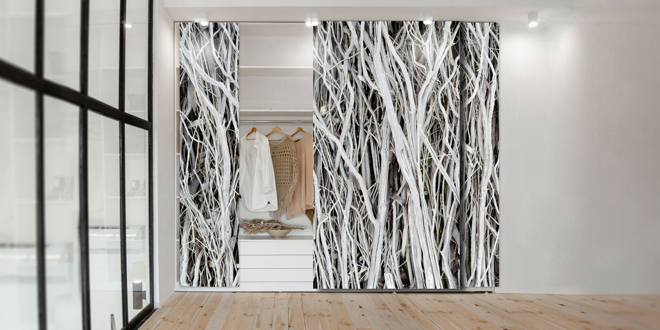 Raum mit Schrank, individuelle Schranktüren aus Textil mit Motiv Weiße Äßte